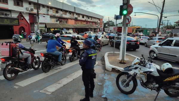 Na Ceará um caos no trânsito, na Getúlio Vargas quase um dia de feriado em Rio Branco